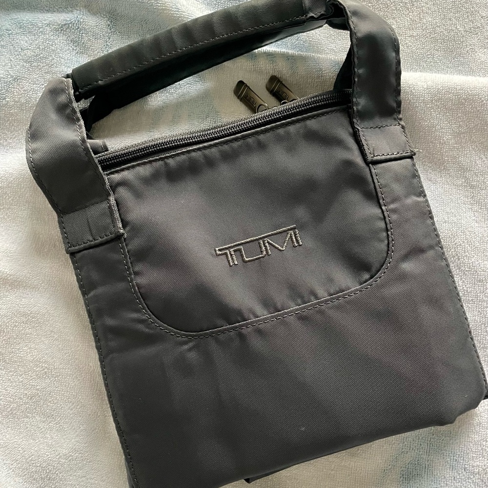 Tumi Gray Grab & Go Bag Sleek Durable Design